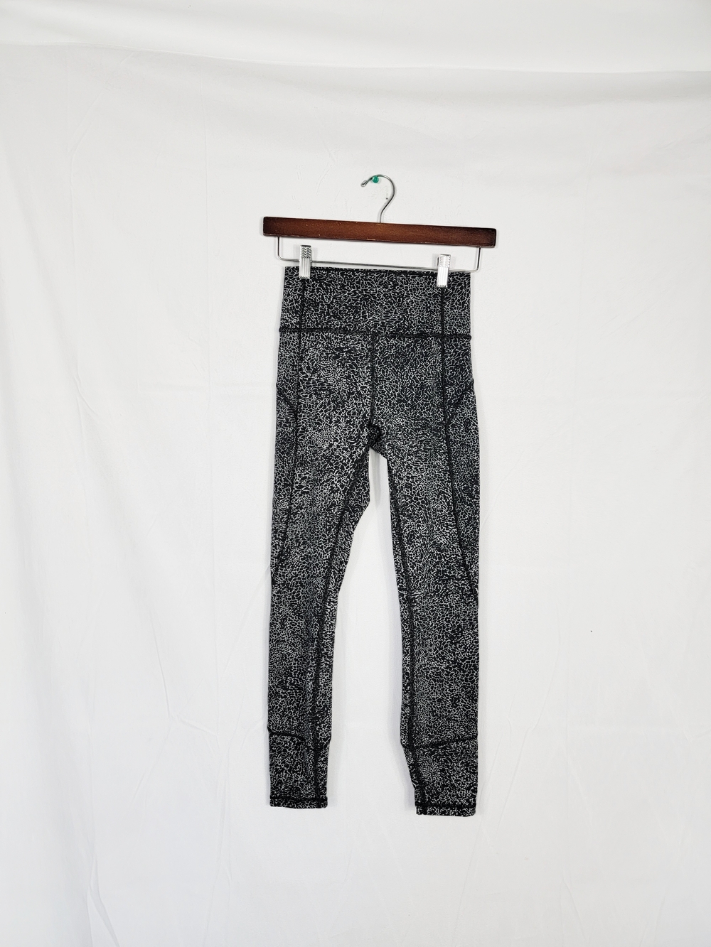 Lululemon Size 4 High-Waist Active Leggings in Black Speckle